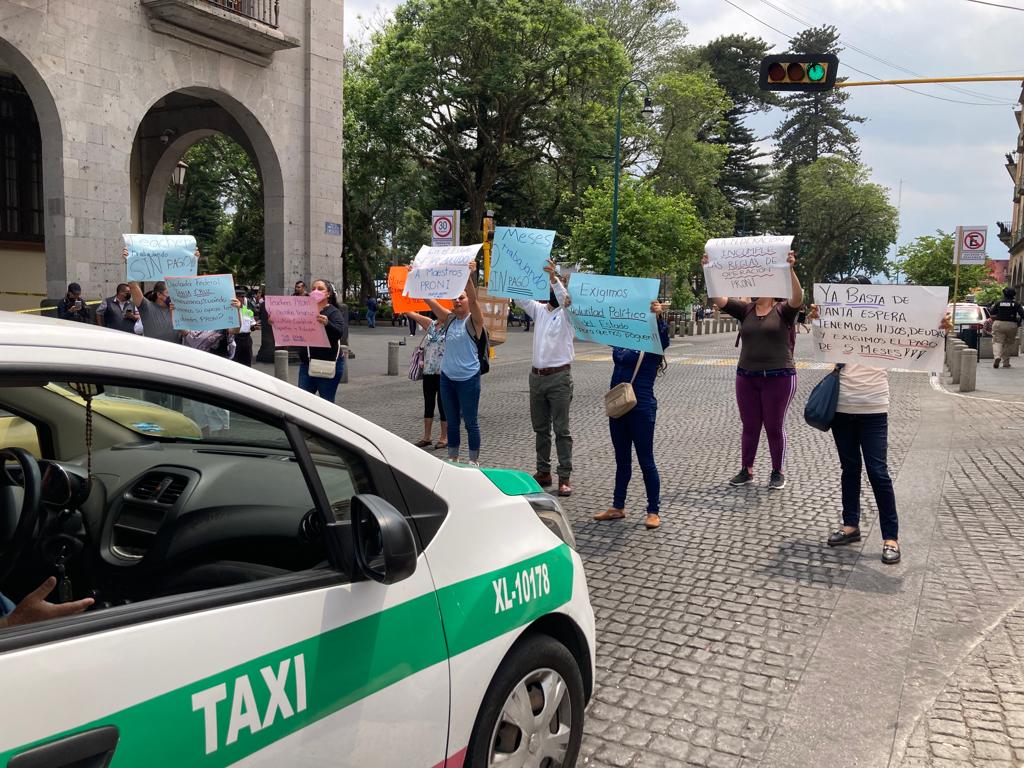 Profesores de inglés no reciben salario desde enero; exigen pago