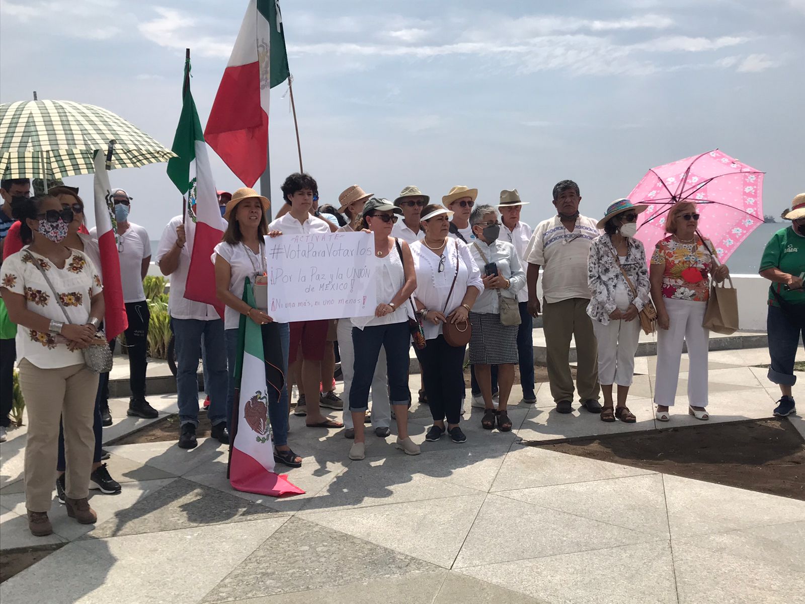 Se manifiestan en Veracruz puerto Por la paz y la unión de México