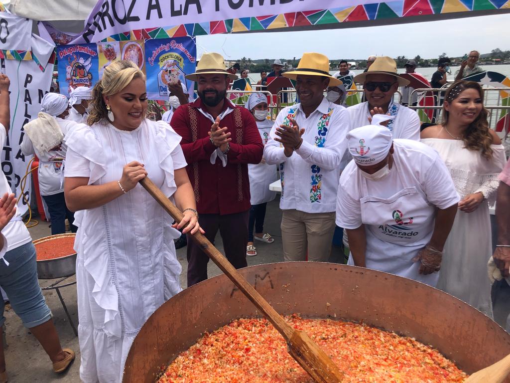 Preparan 10 toneladas de arroz a la tumbada en Alvarado
