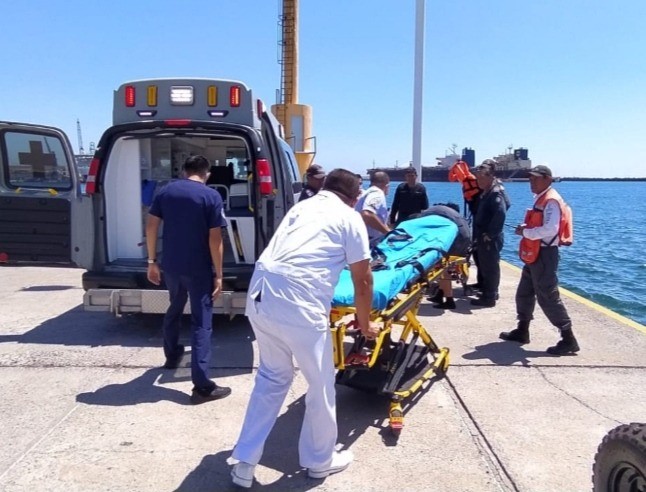 Marinos rescatan a persona en inmediaciones del malecón de Veracruz