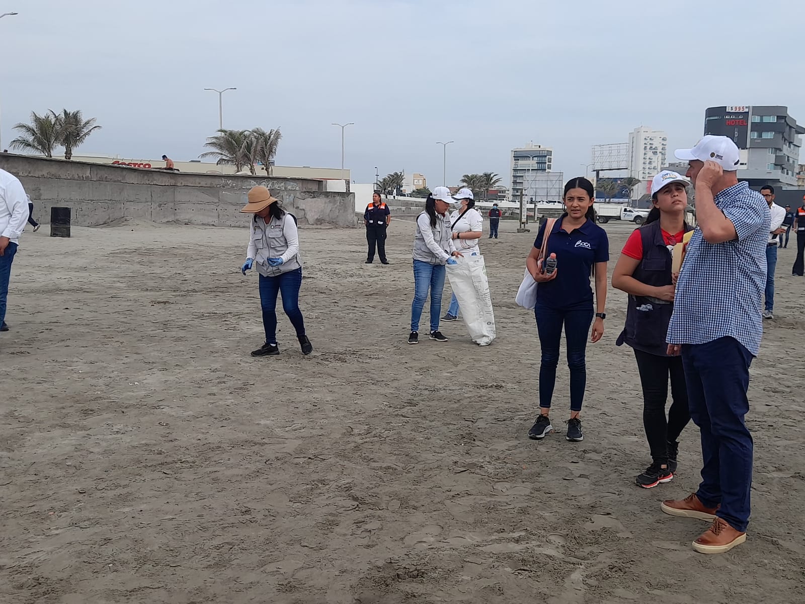 Celebran el Día Mundial de los Océanos con limpieza en la playa La Bamba