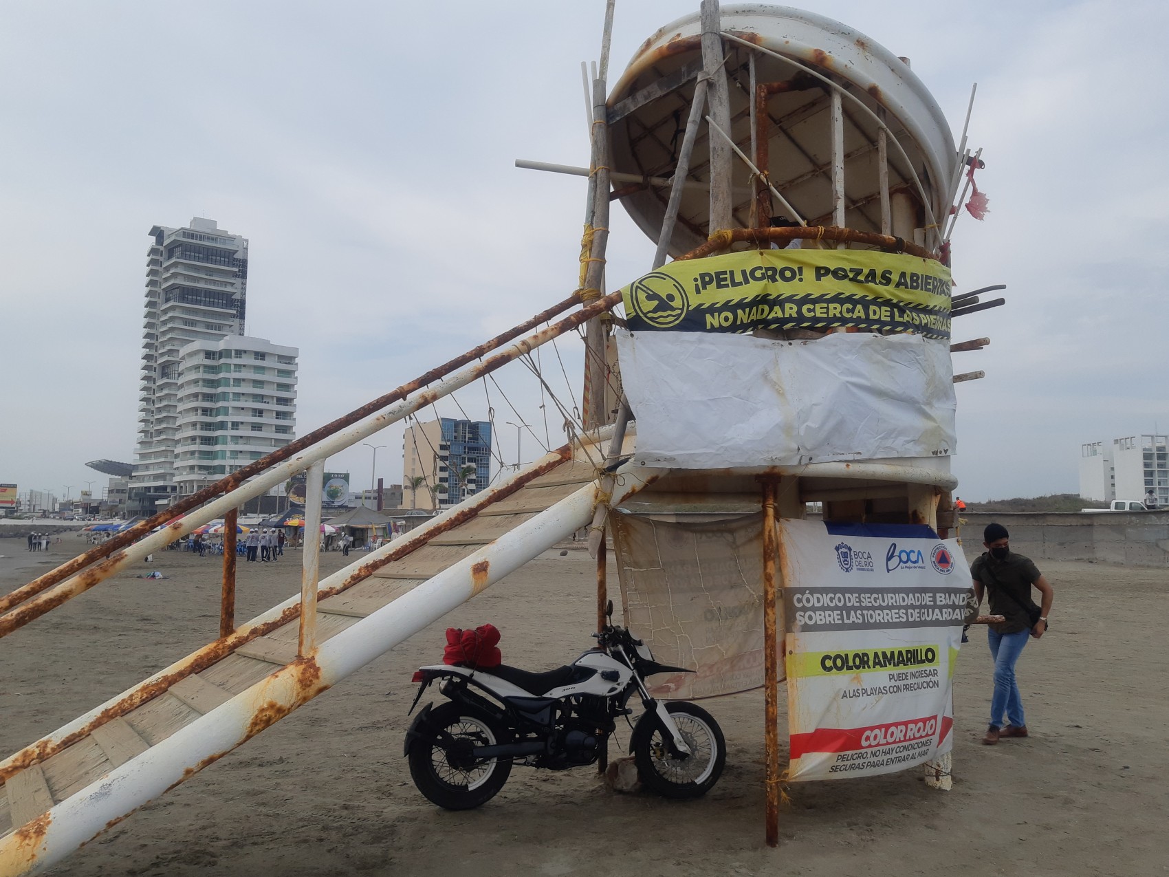Rehabilitarán torres de vigilancia de guardavidas de Boca del Río