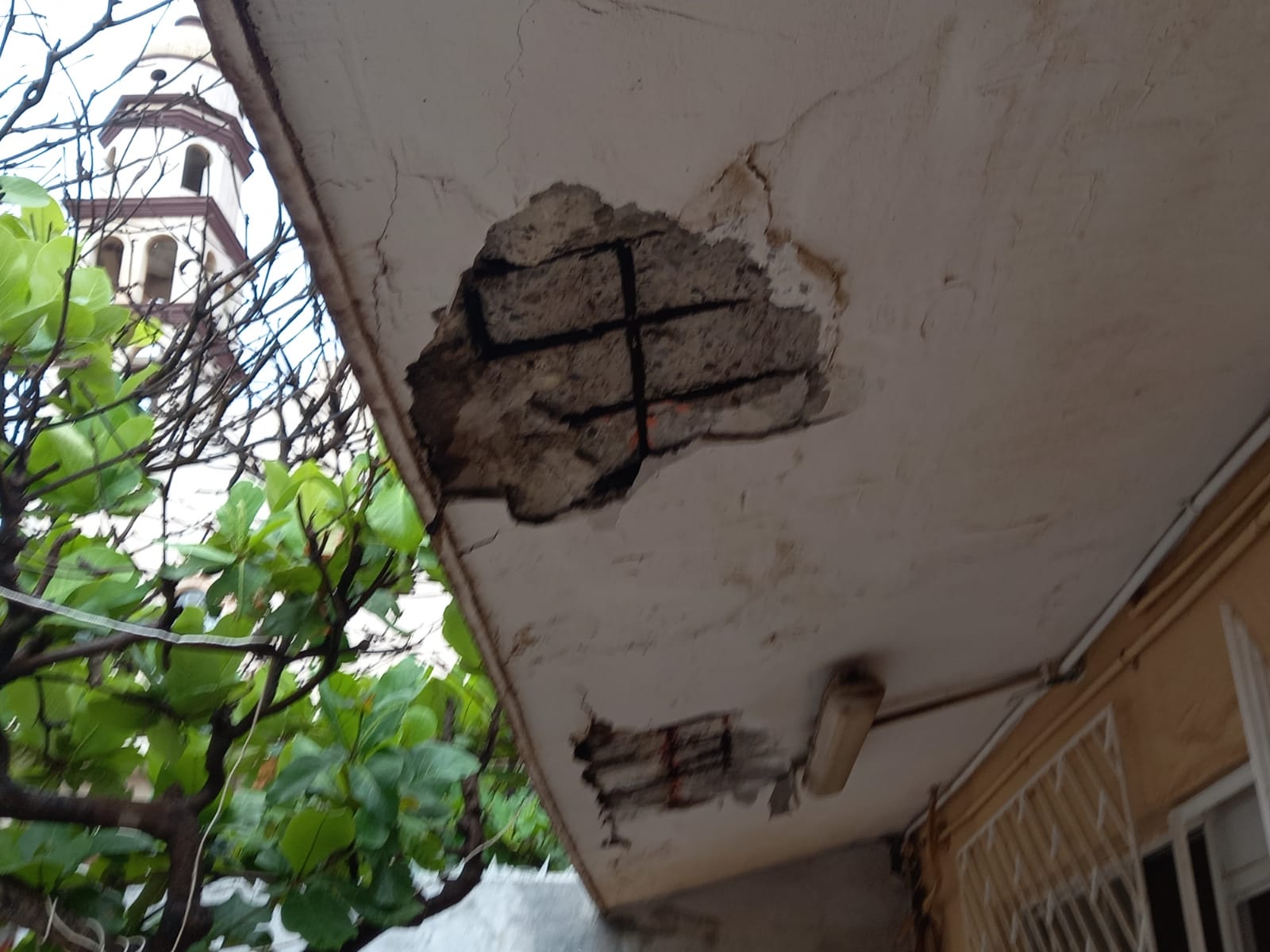 Exigen rehabilitar tres aulas con riesgo de desplome en escuela primaria de Veracruz puerto