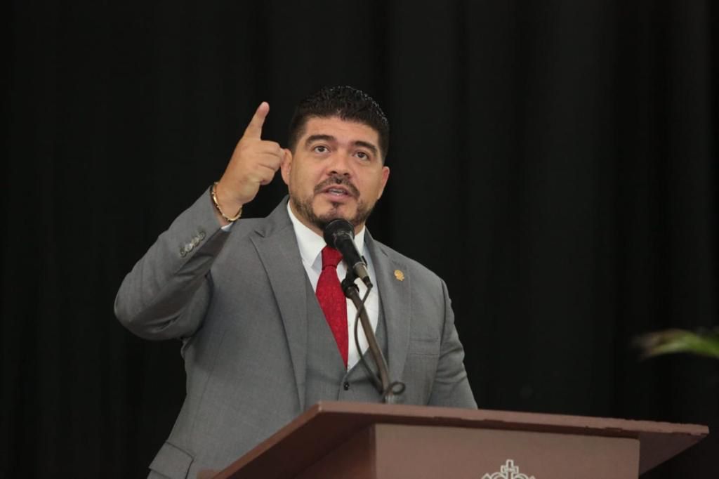 Zenyazen Escobar felicita a participantes de la Olimpiada del Conocimiento Infantil