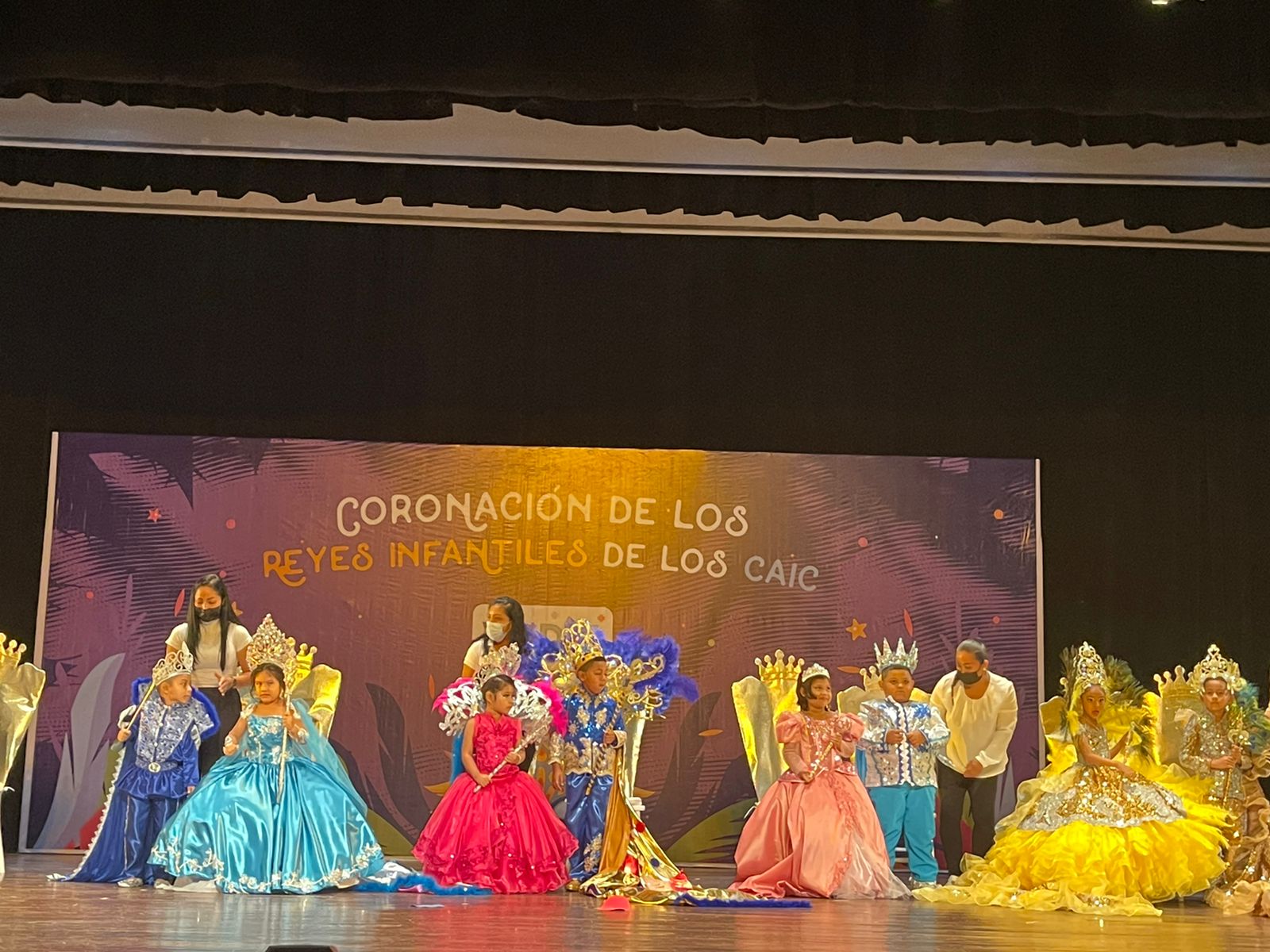 Coronan a los reyes del Carnavalito CAIC del DIF Municipal de Veracruz