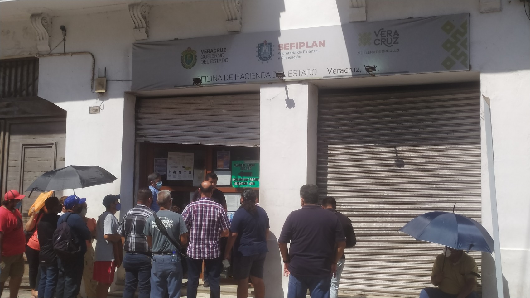 Abarrotan Oficina de Hacienda en Veracruz por vencimiento del canje gratuito de placas