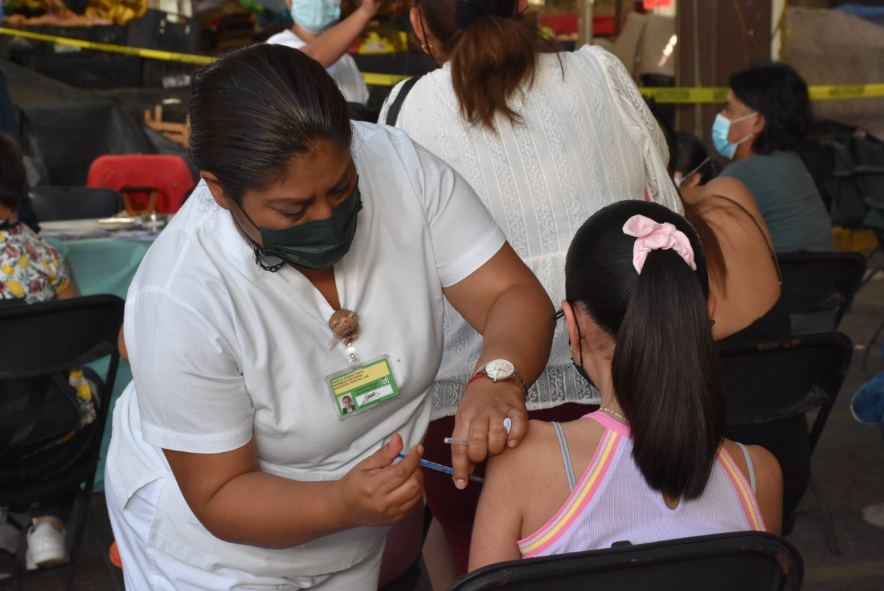 Vacunación contra el sarampión en Coatepec casa por casa