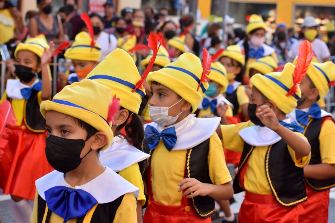 Vistoso y colorido desfile infantil del Carnaval de Veracruz