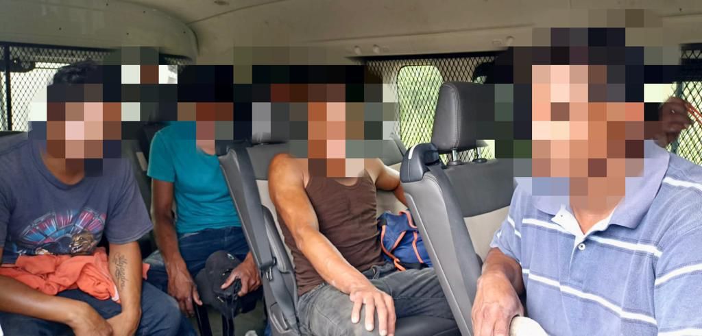 Migrantes centroamericanos rescatados de tráiler se salvaron porque rompieron las puertas