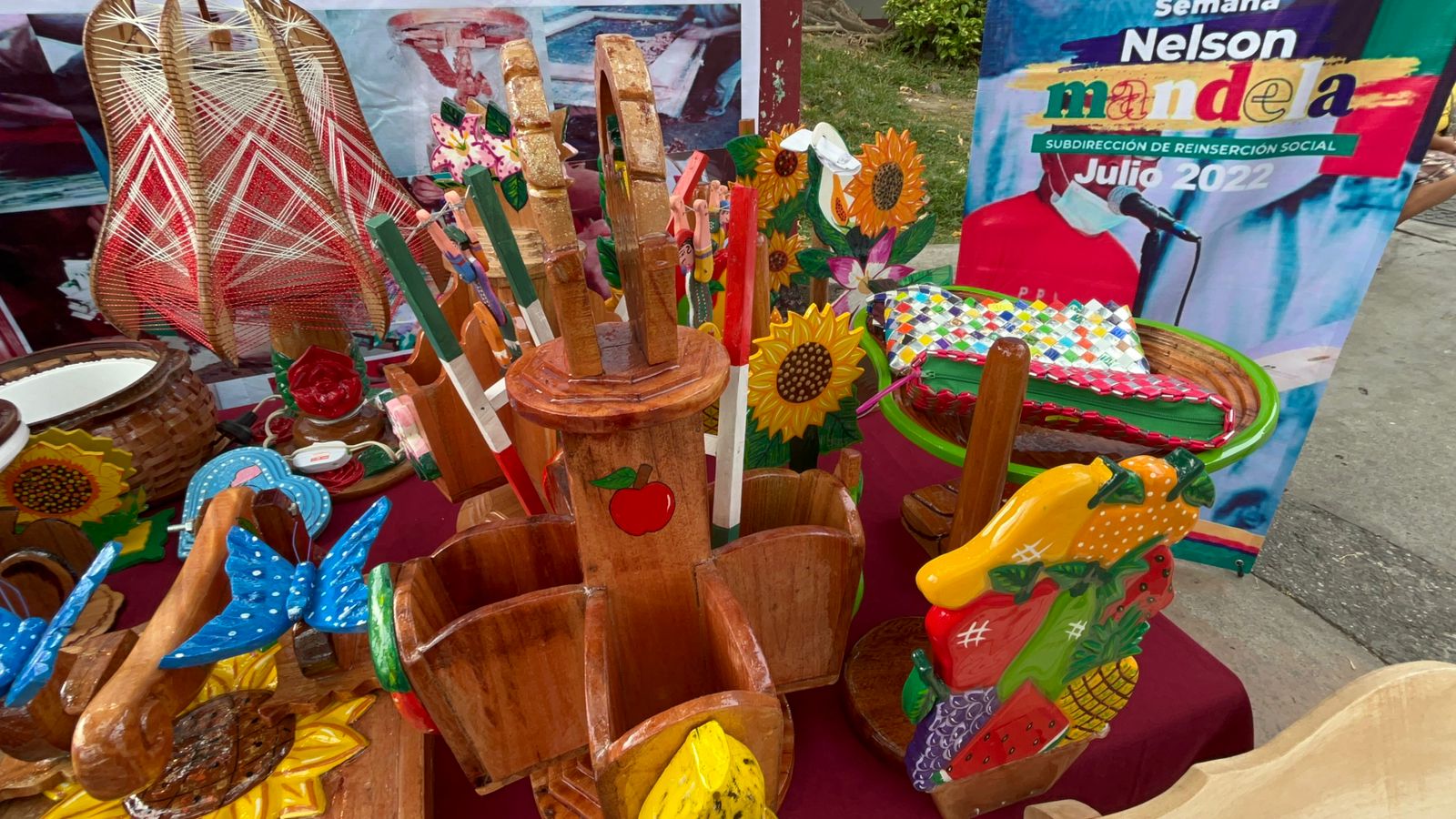 Con venta de artesanías más de 200 internos del Cereso Poza Rica buscan apoyo