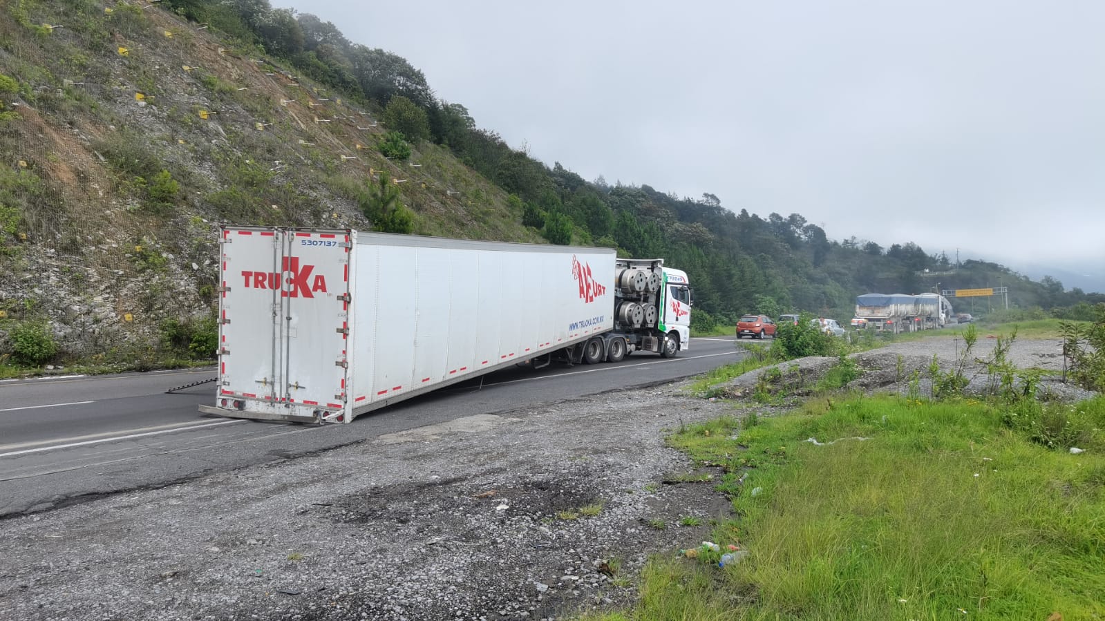 Se le desprenden las llantas traseras a tráiler en las cumbres de Maltrata