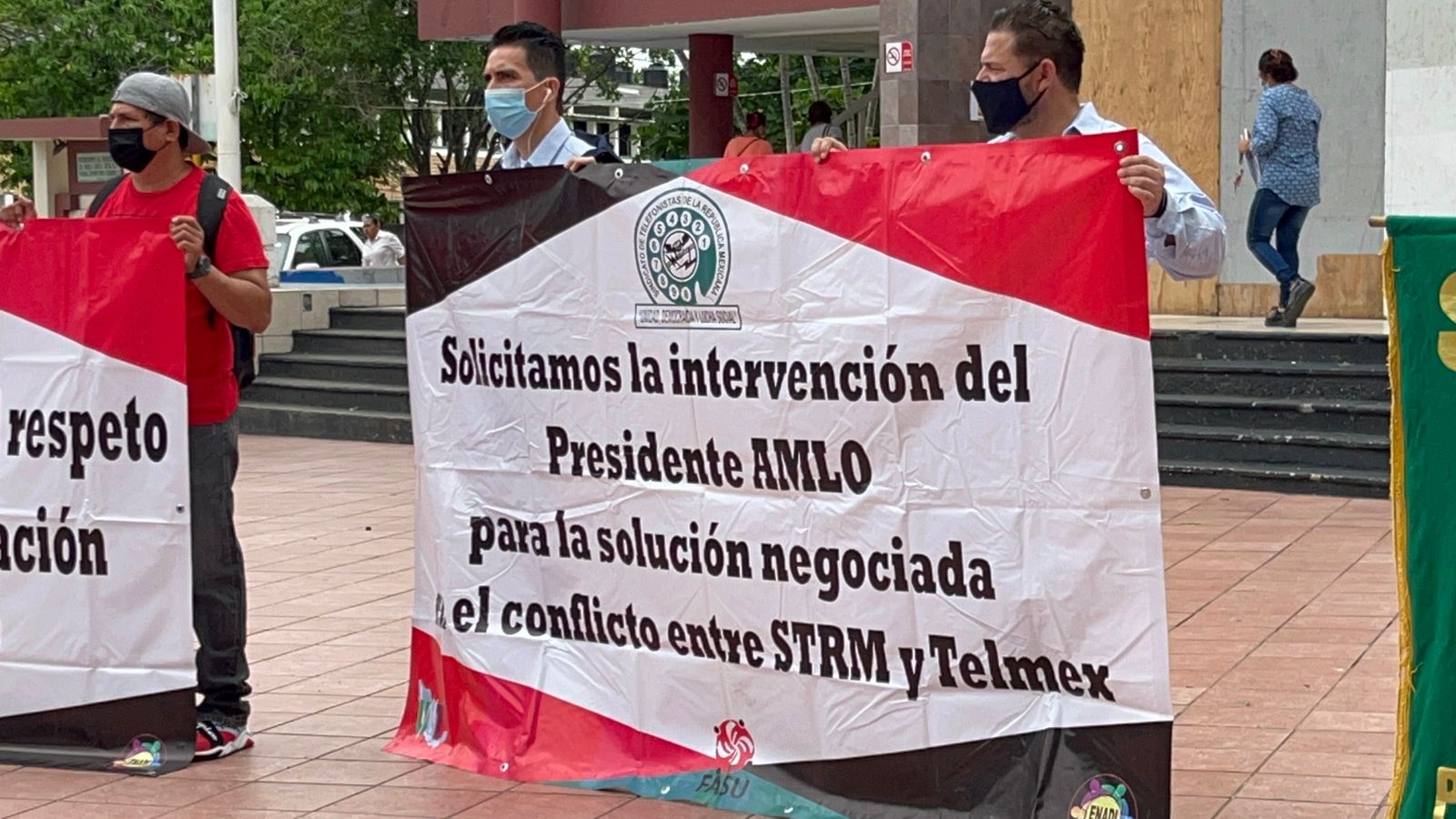 Telefonistas protestan en Poza Rica, denuncian ser desplazados