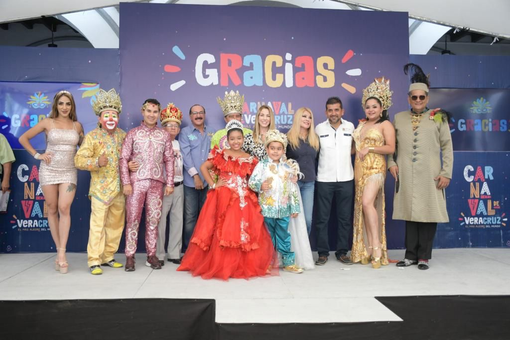 Entrega la alcaldesa Lobeira reconocimientos a los participantes en el Carnaval de Veracruz 2022