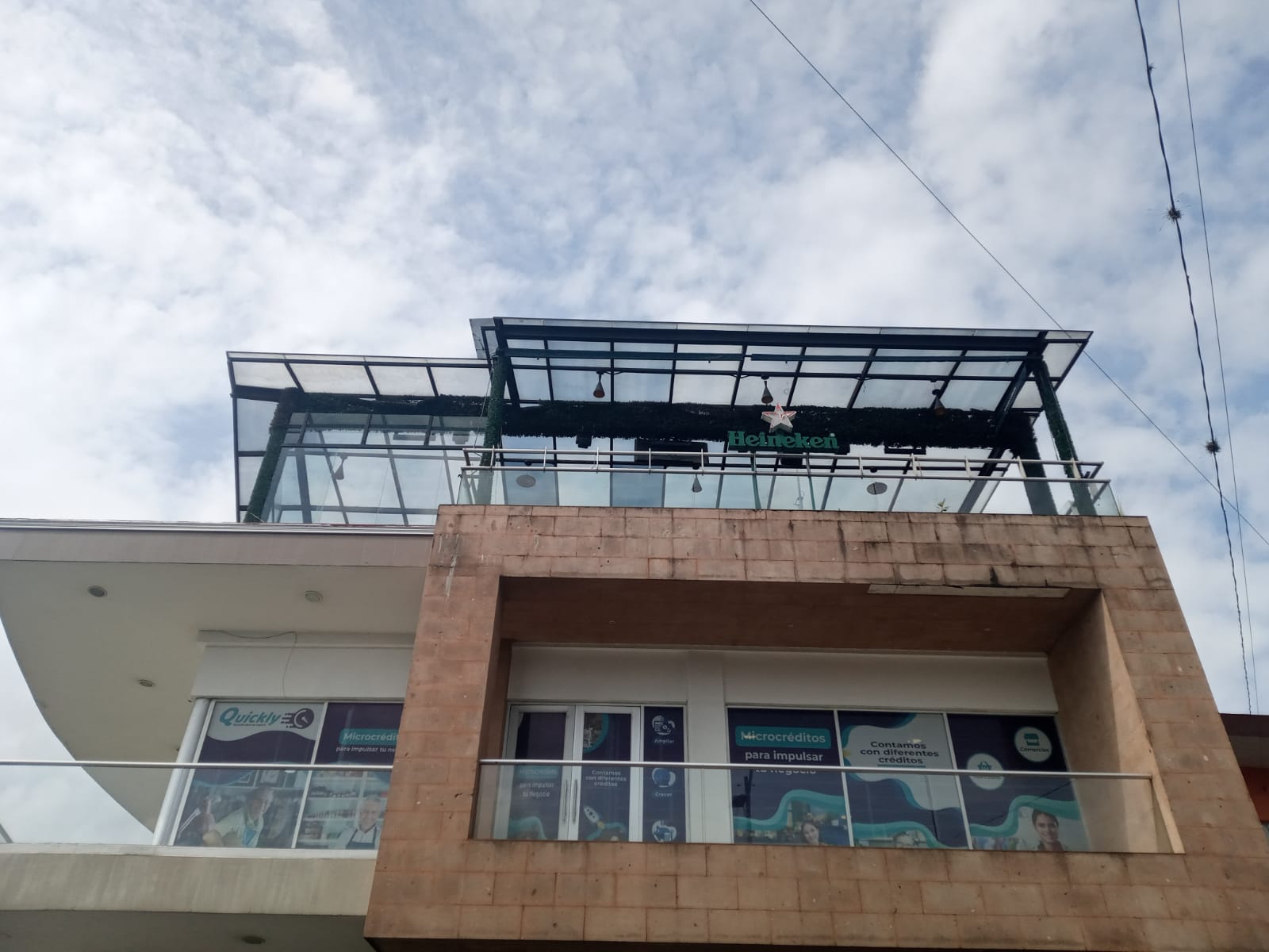 Hombre se lanza de tercer piso de antro en Orizaba; está grave