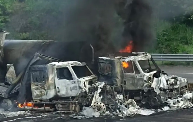 Choque e incendio de tráileres provoca cierre de autopista Córdoba-Veracruz