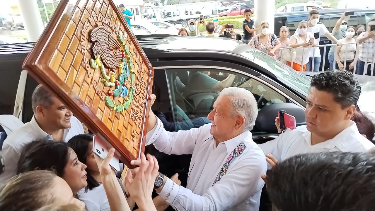 AMLO visita Poza Rica y plantea su rescate