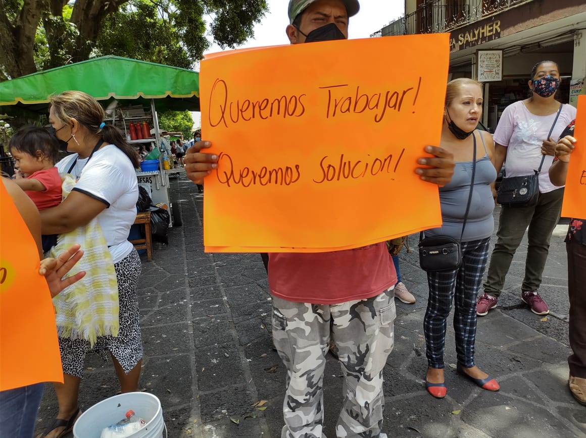 Comerciantes  protestan por desalojo en el parque de Coatepec