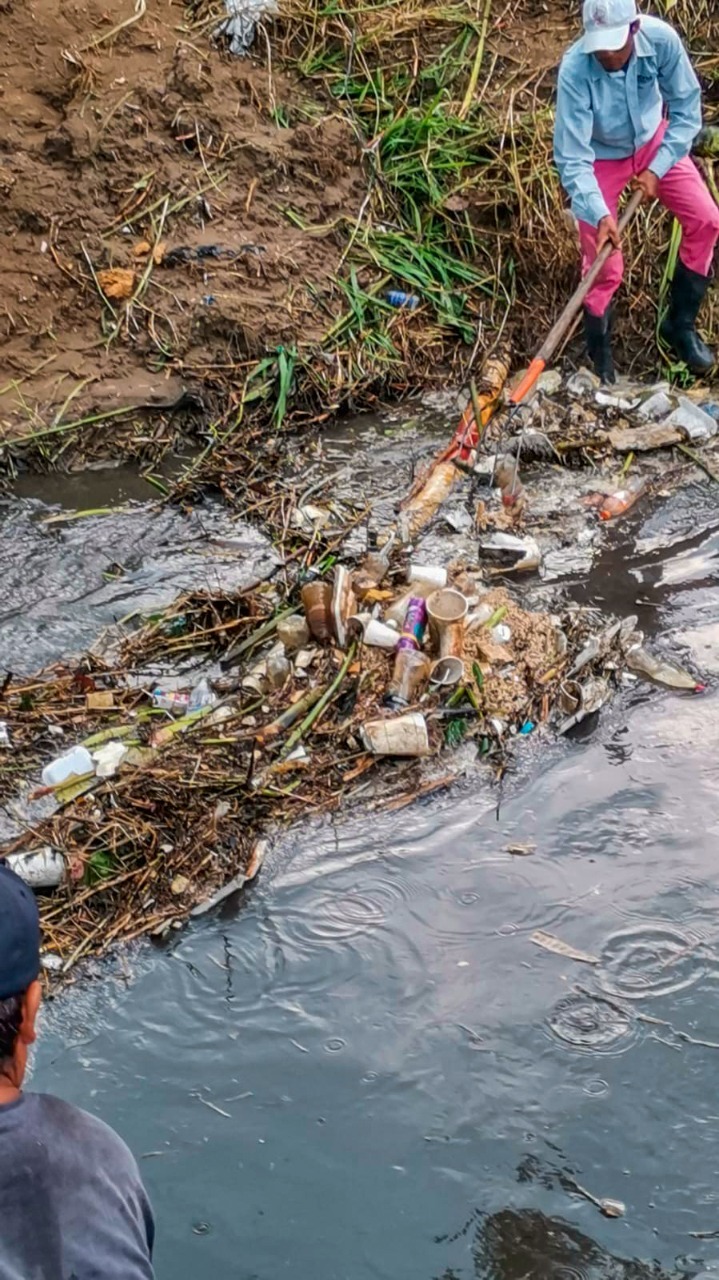 Exhortan a ciudadanía a evitar tirar desechos en canales a cielo abierto