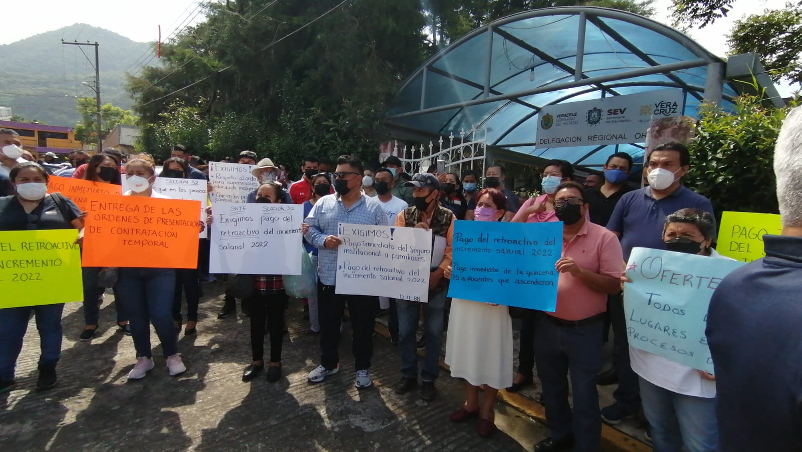Maestros en Orizaba protestan por prestaciones y pagos pendientes