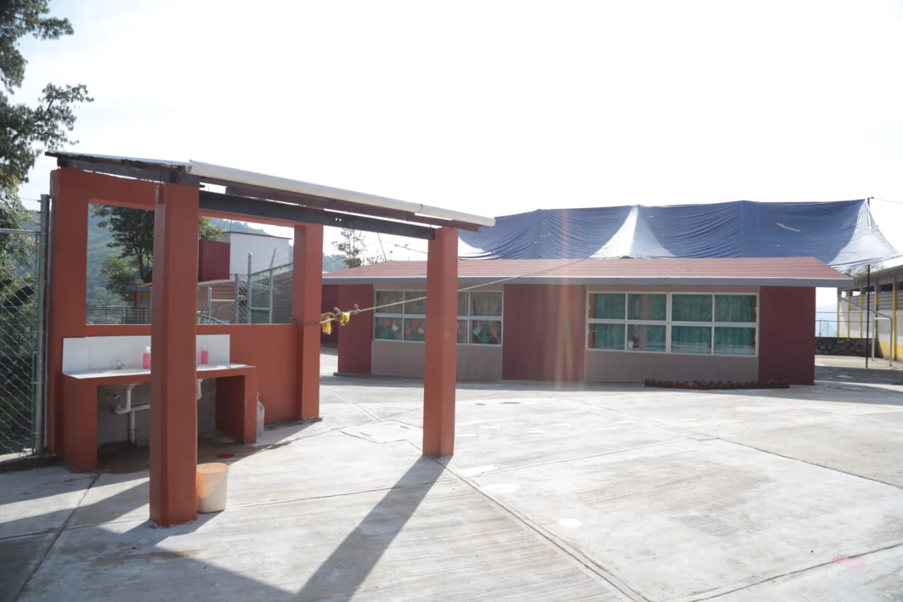 Tras 122 años, primaria de Zongolica recibe escrituras y nuevas instalaciones