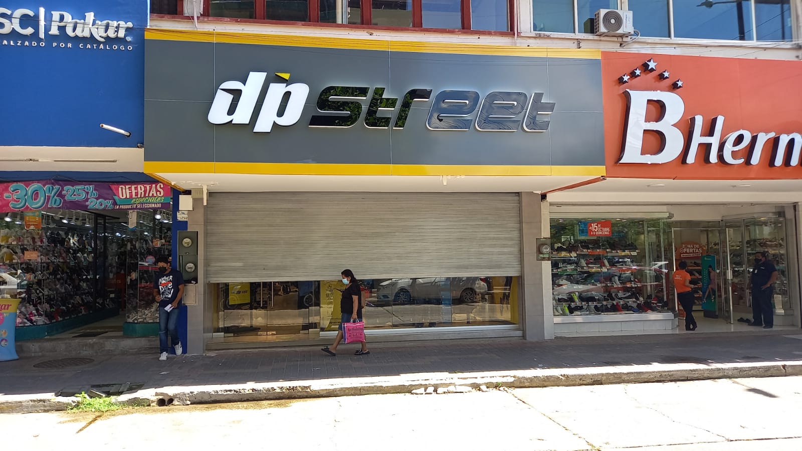 Abren hoyo en techo y roban 1 mdp en tienda de Coatzacoalcos
