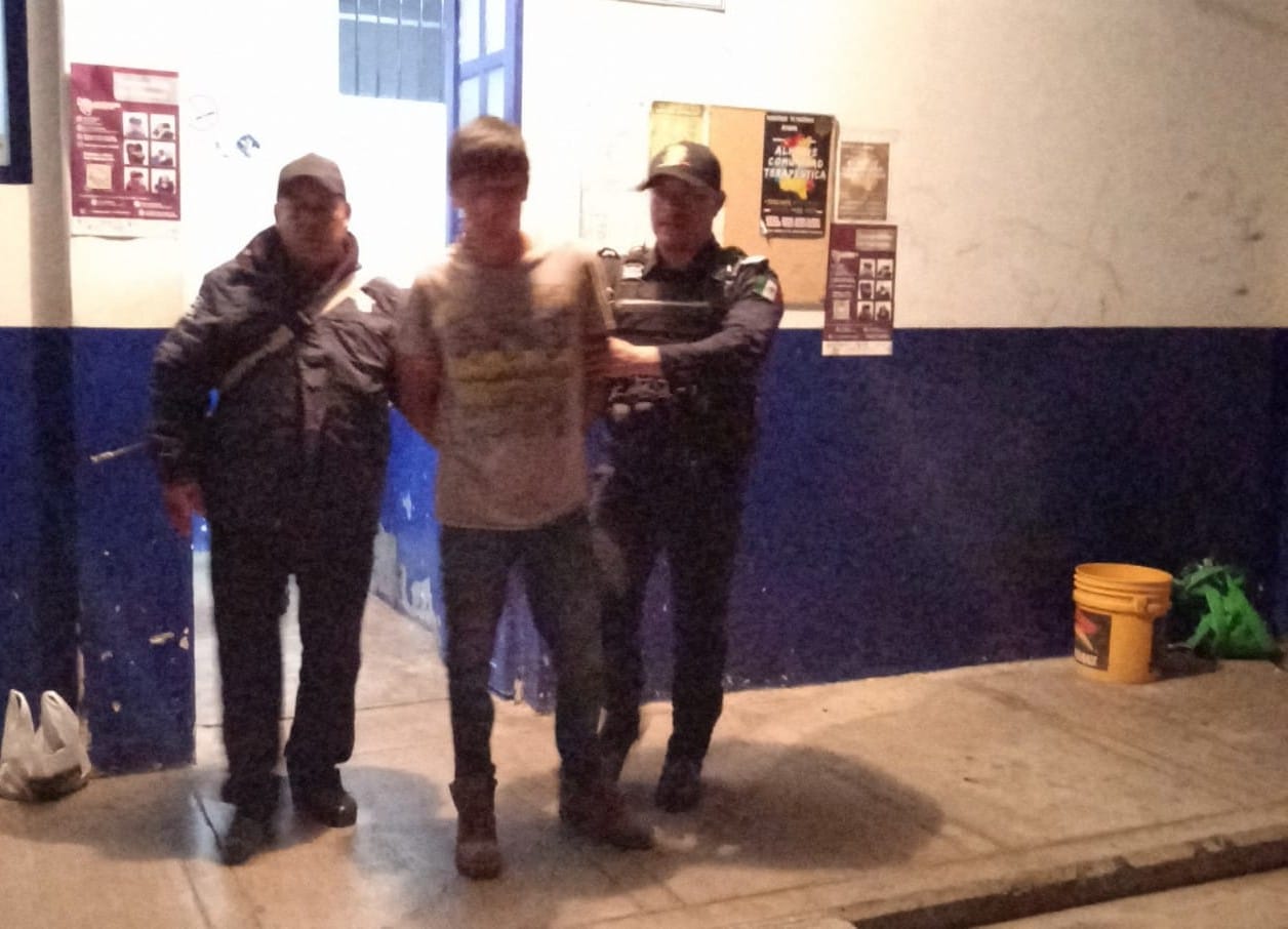 Batalla campal en Atzacan deja a un policía herido