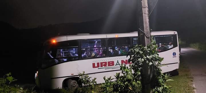 Autobús con 25 pasajeros se queda sin frenos en el Valle de Tuxpango