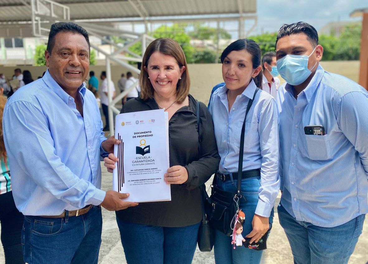 Entrega de escrituras a escuelas, justicia social para la niñez veracruzana: Cecilia Guevara