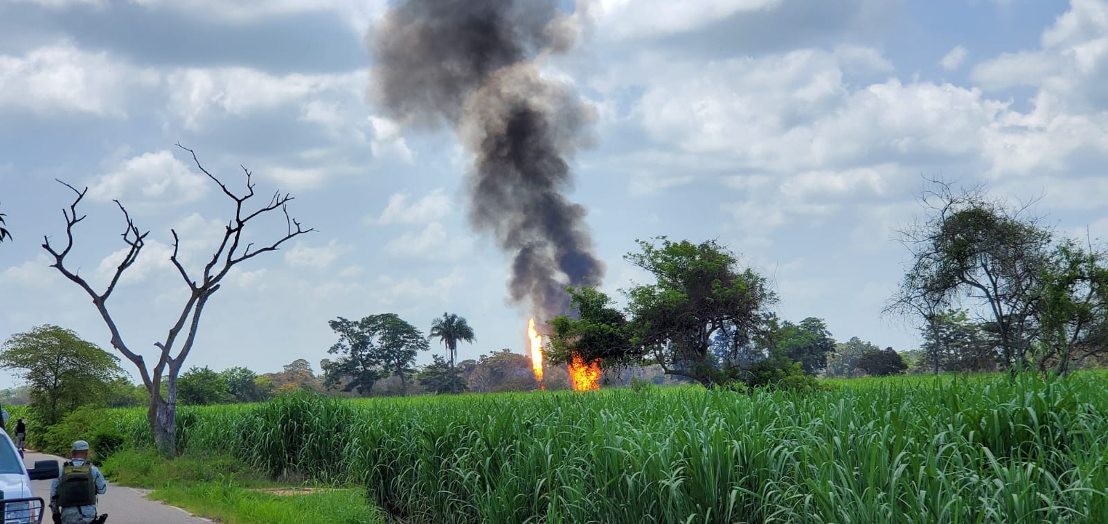Evacúan a mil personas de Tuxtlilla tras explosión en ducto de Pemex