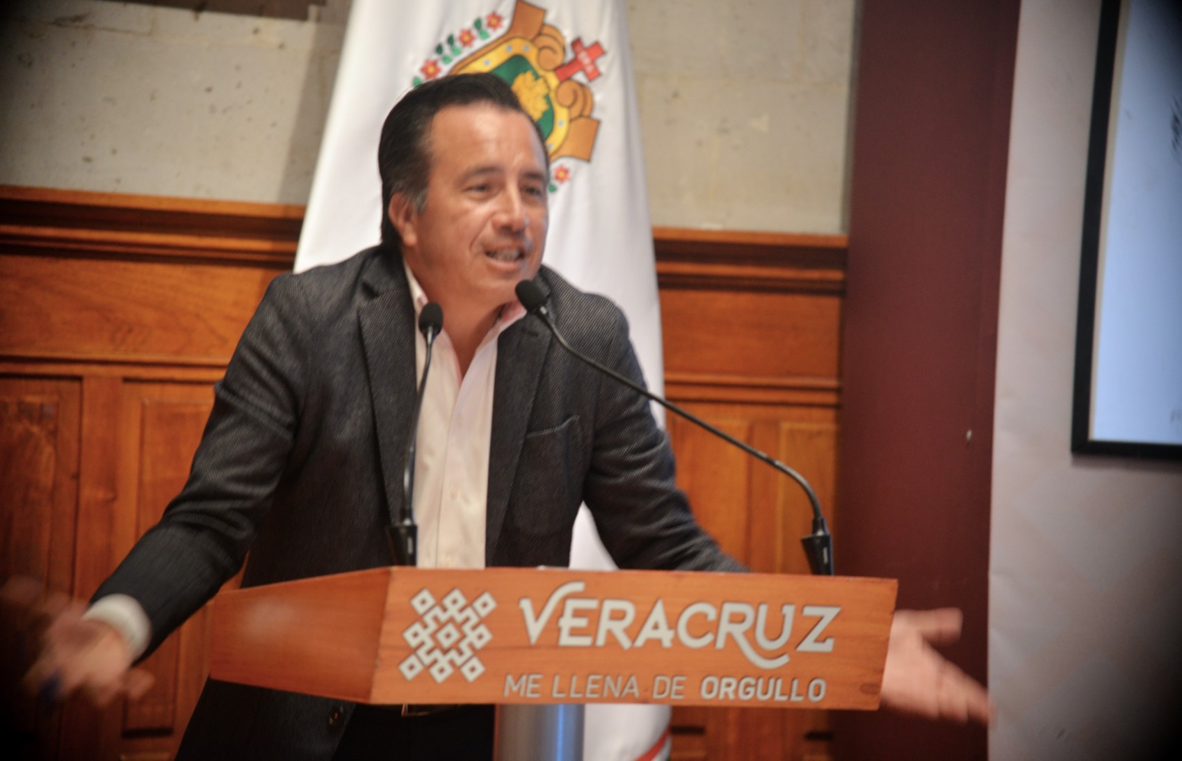 Cuitláhuac firma carta de respaldo a las  corcholatas presidenciales