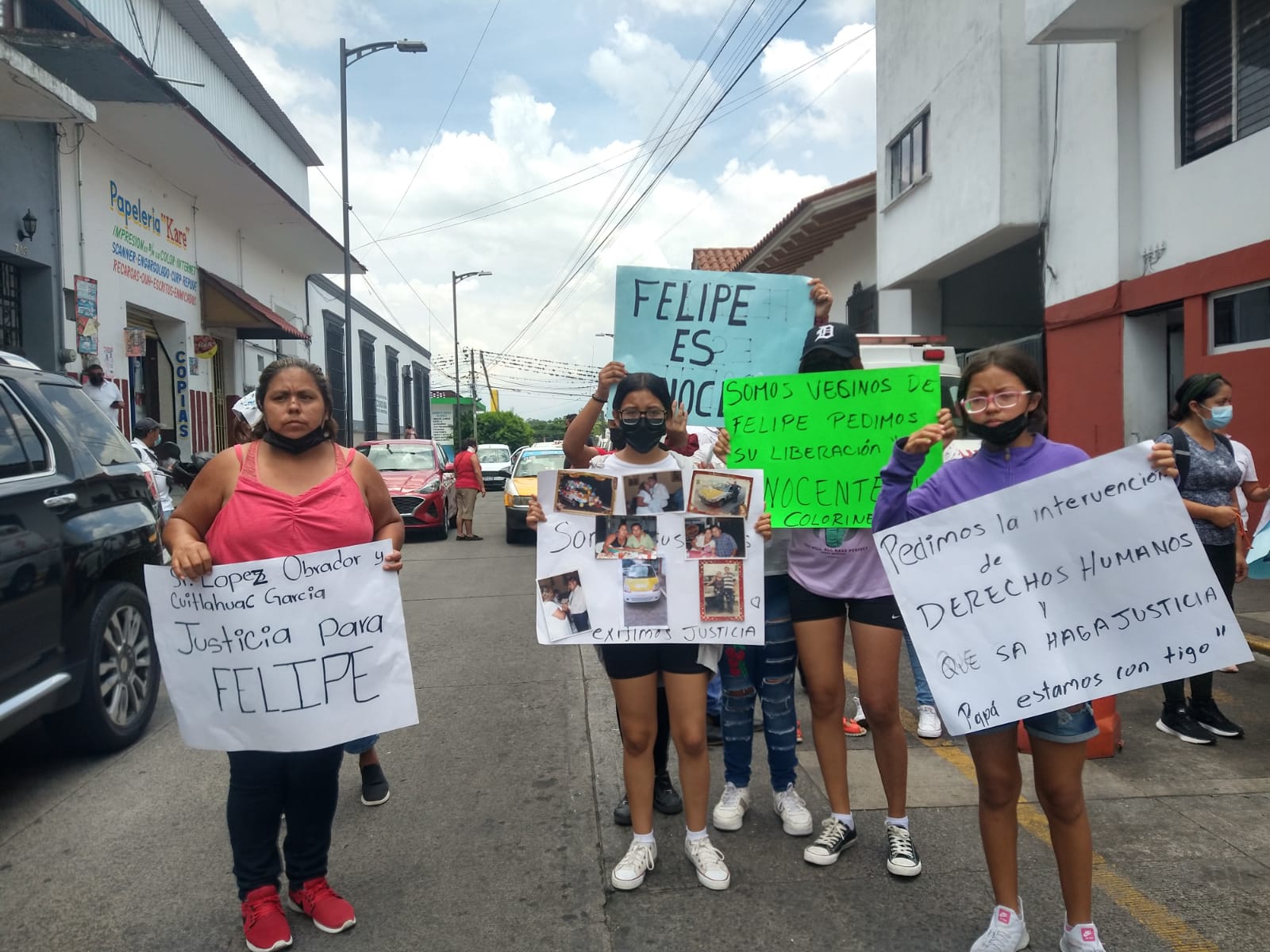 Familiares y amigos exigen liberar a taxista presuntamente involucrado en muerte de mujer policía