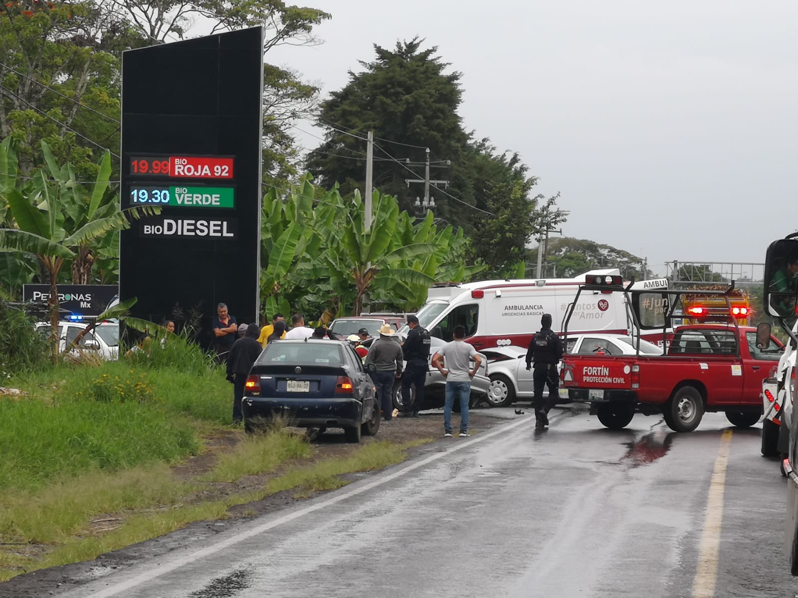 Chocan dos autos particulares en Monte Salas