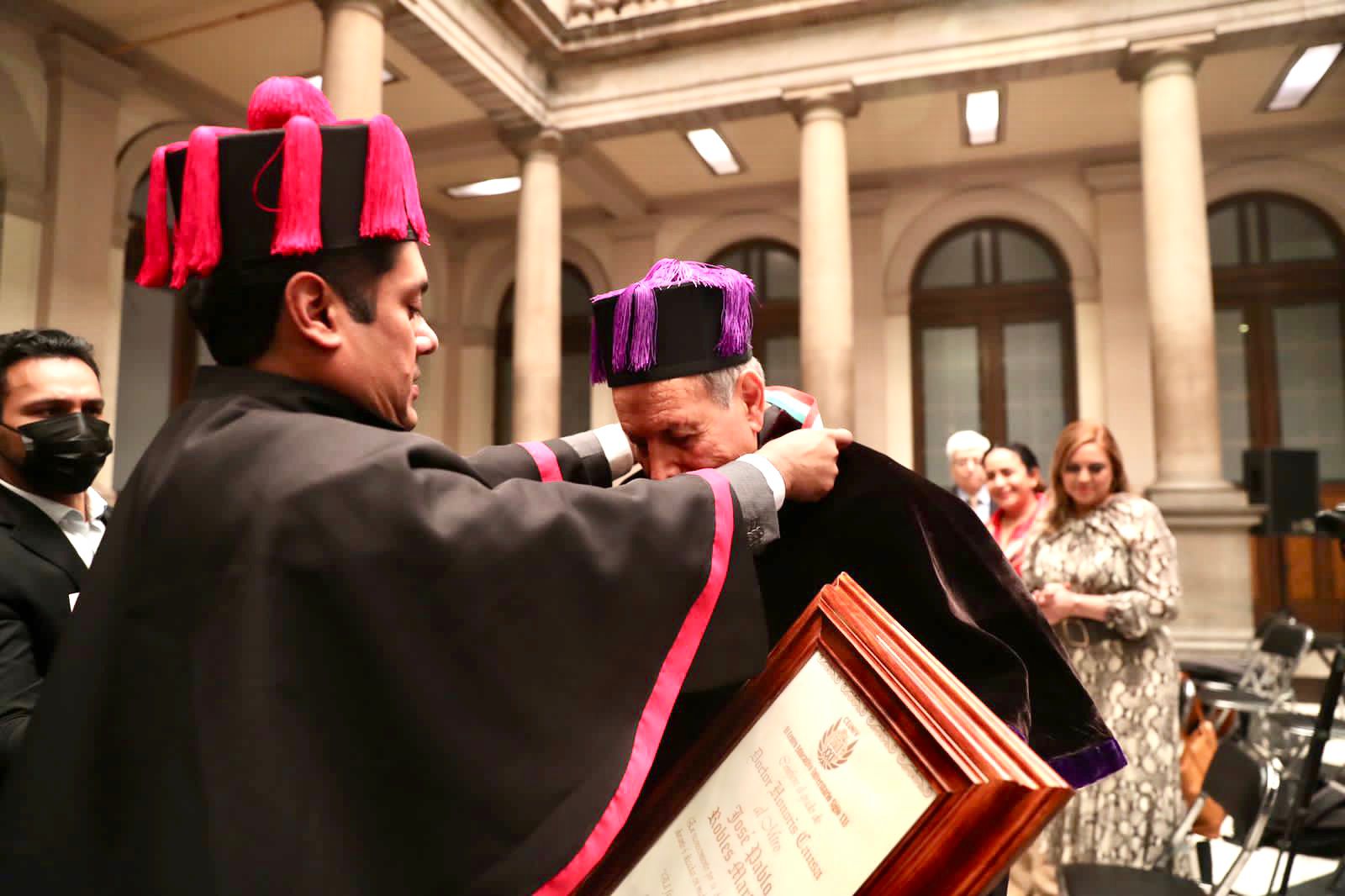 Sergio Gutiérrez Luna entrega Honoris Causa al periodista José Pablo Robles Martínez