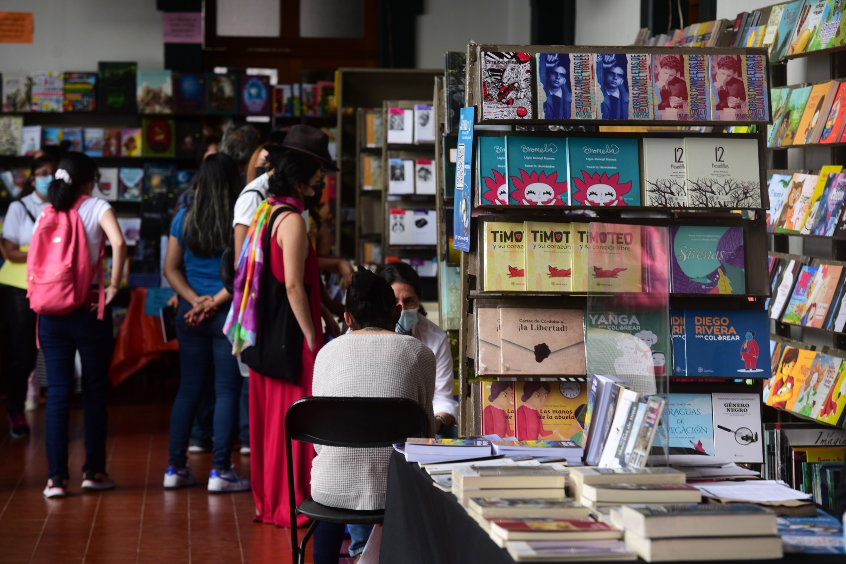Sábado de venta nocturna en la 32ª FNLIyJ