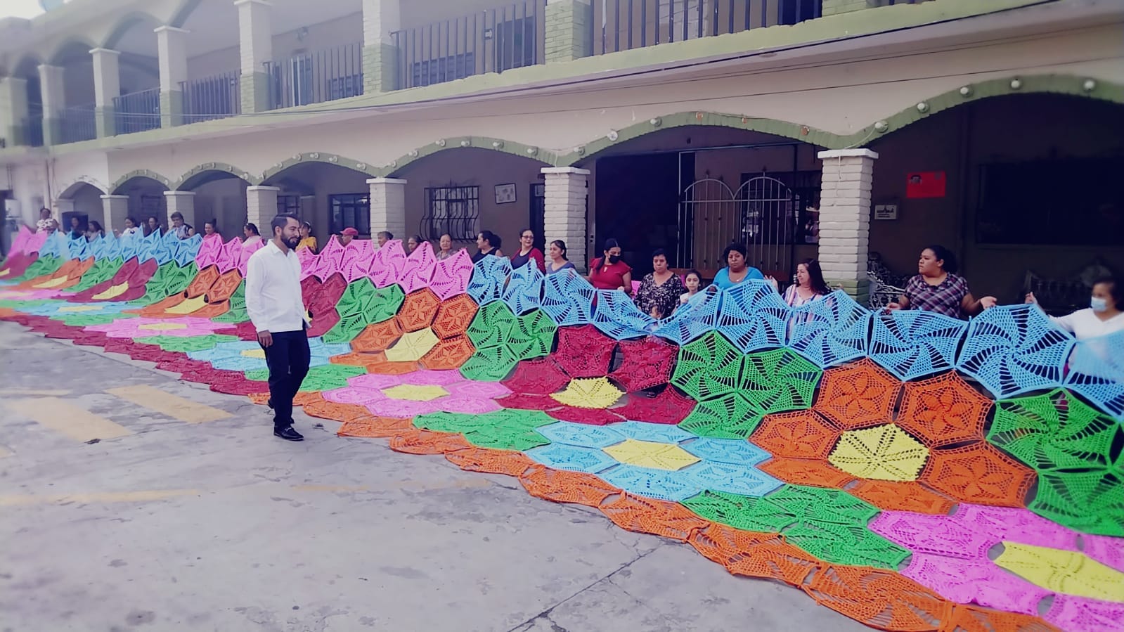 Mujeres de Acultzingo elaboran tapete aéreo para fiestas patronales