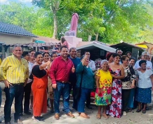 En Misantla develan monumento al pene en la tumba de Doña Cata