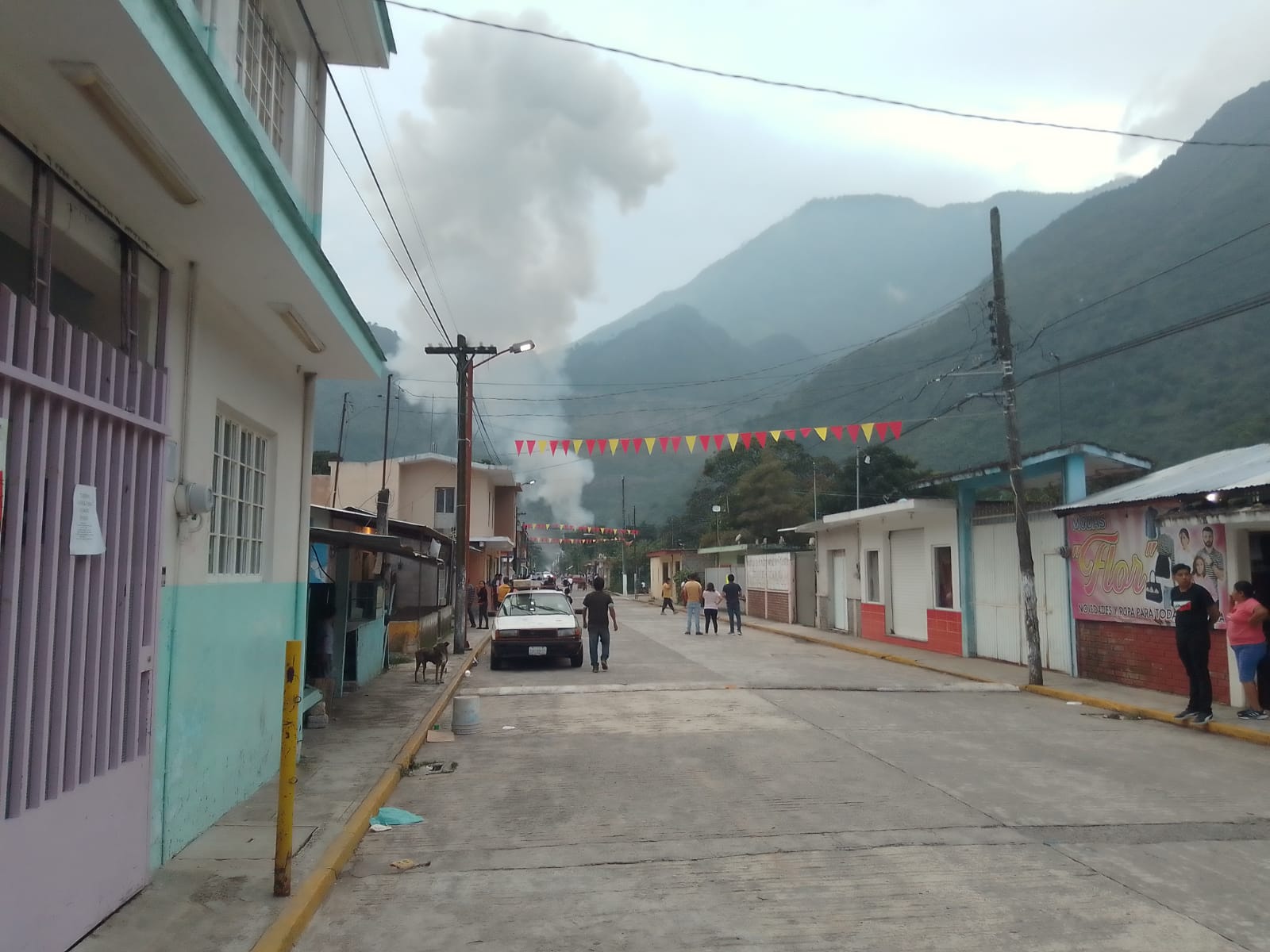 Explota cohetería en Tlilapan, zona centro, vecinos agreden a comunicadores