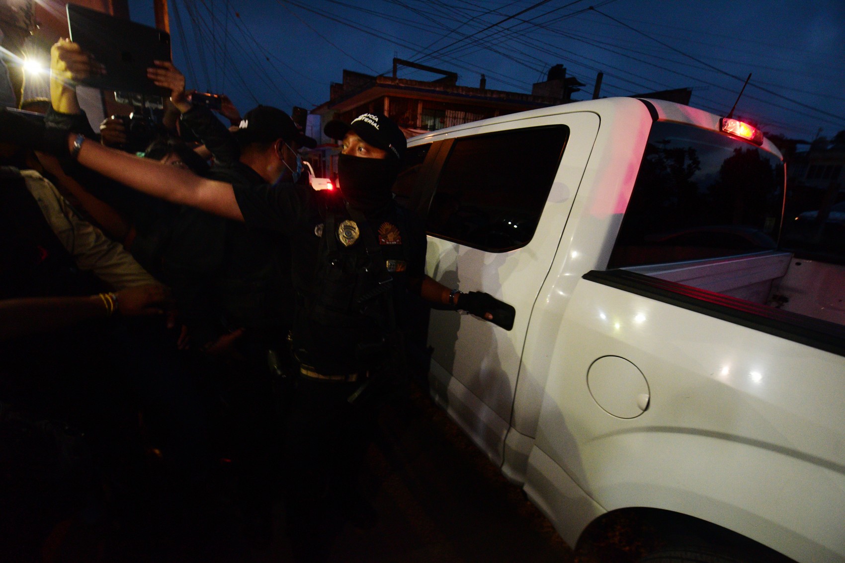 Pobladores de Pacho Viejo retienen y golpean a dos presuntos ladrones