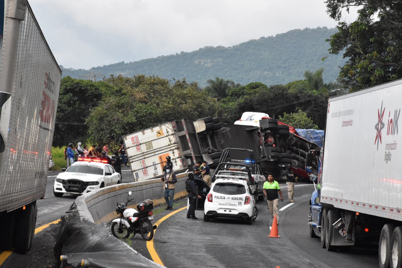 Tráiler vuelca en la autopista Orizaba-Ciudad Mendoza