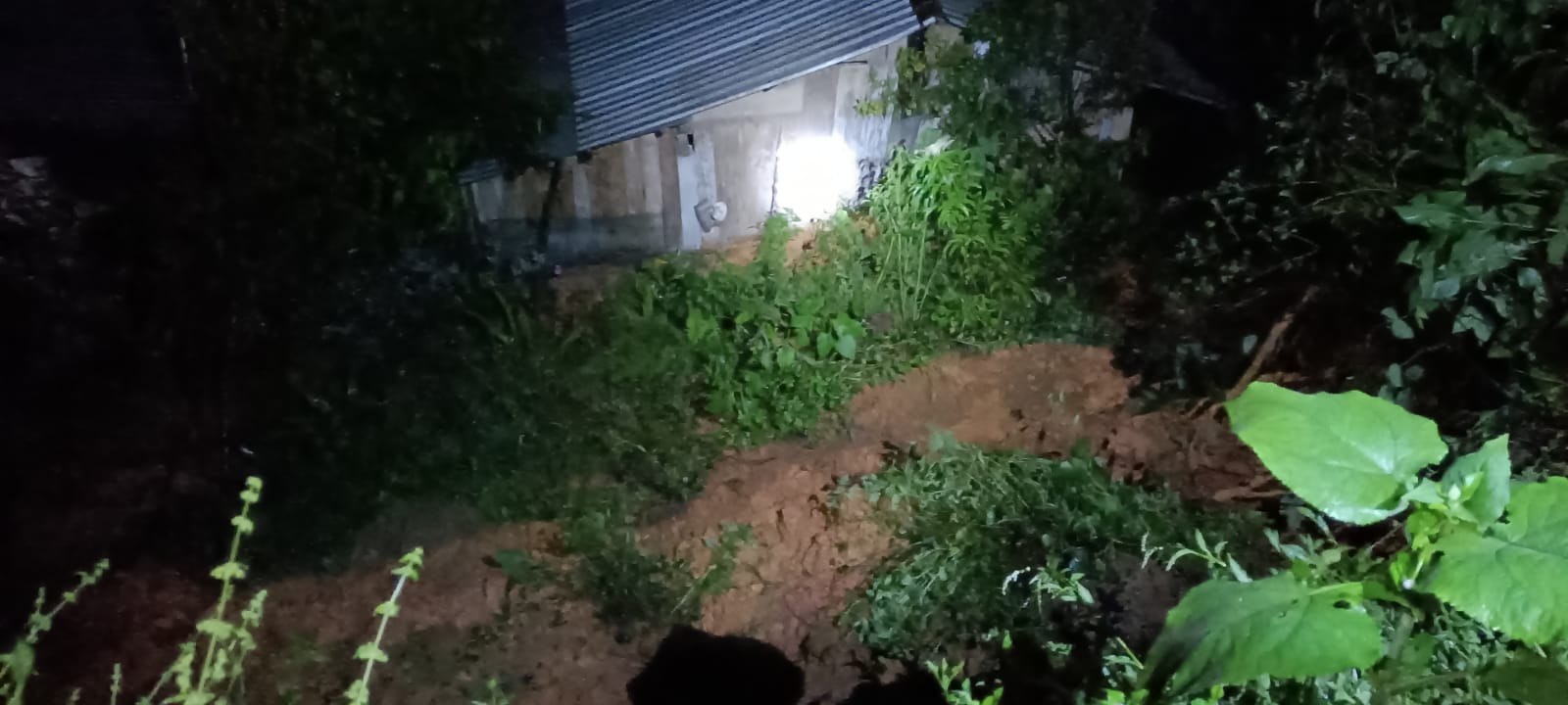 Derrumbe en Tequila deja saldo de 1 muerto y varios lesionados