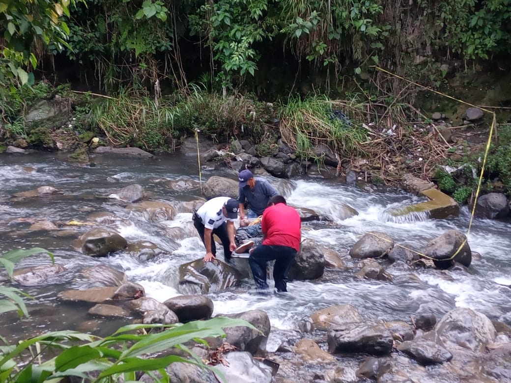 Recuperan cuerpo de hombre sin vida atorado entre las rocas del Río Blanco