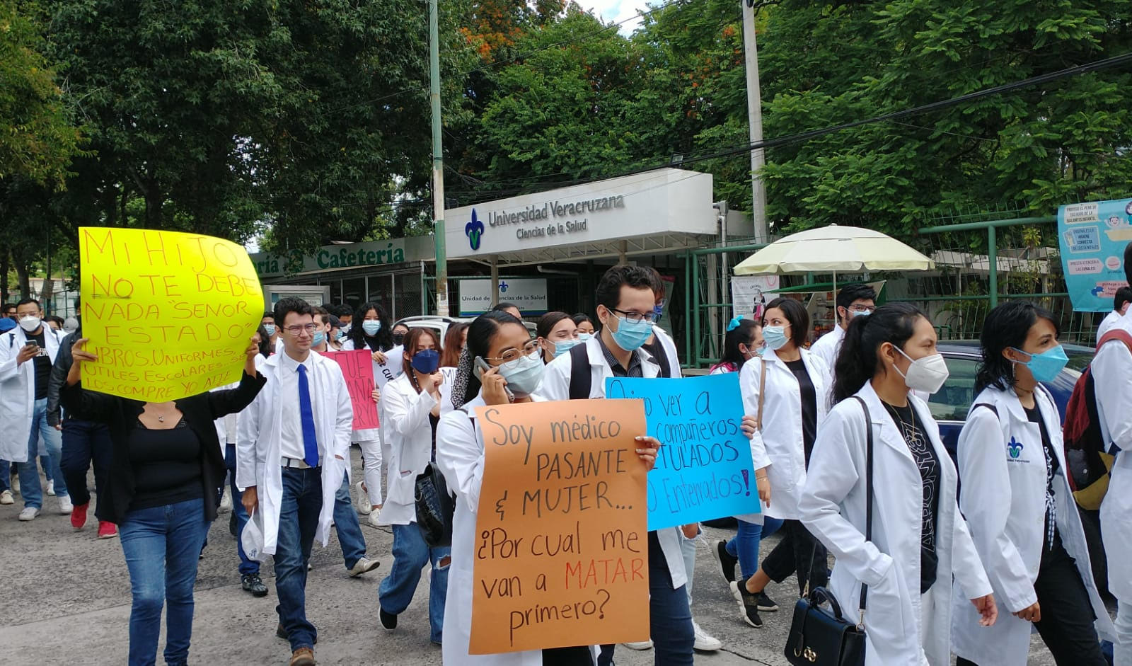 Soy médico pasante mujer, ¿Por cuál me van a matar primero?: Estudiantes UV