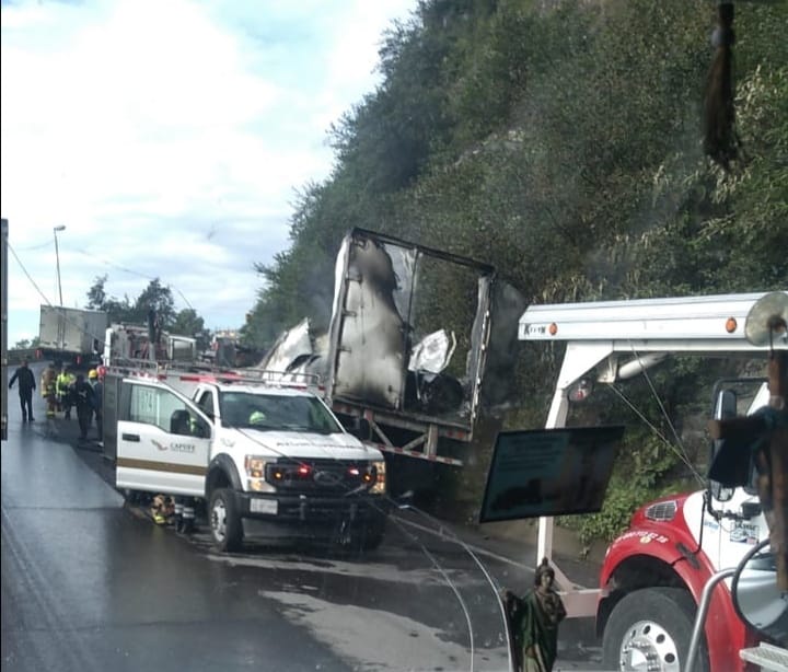 Vuelca, incendia y se calcina otro tráiler en la cumbres de Maltrata