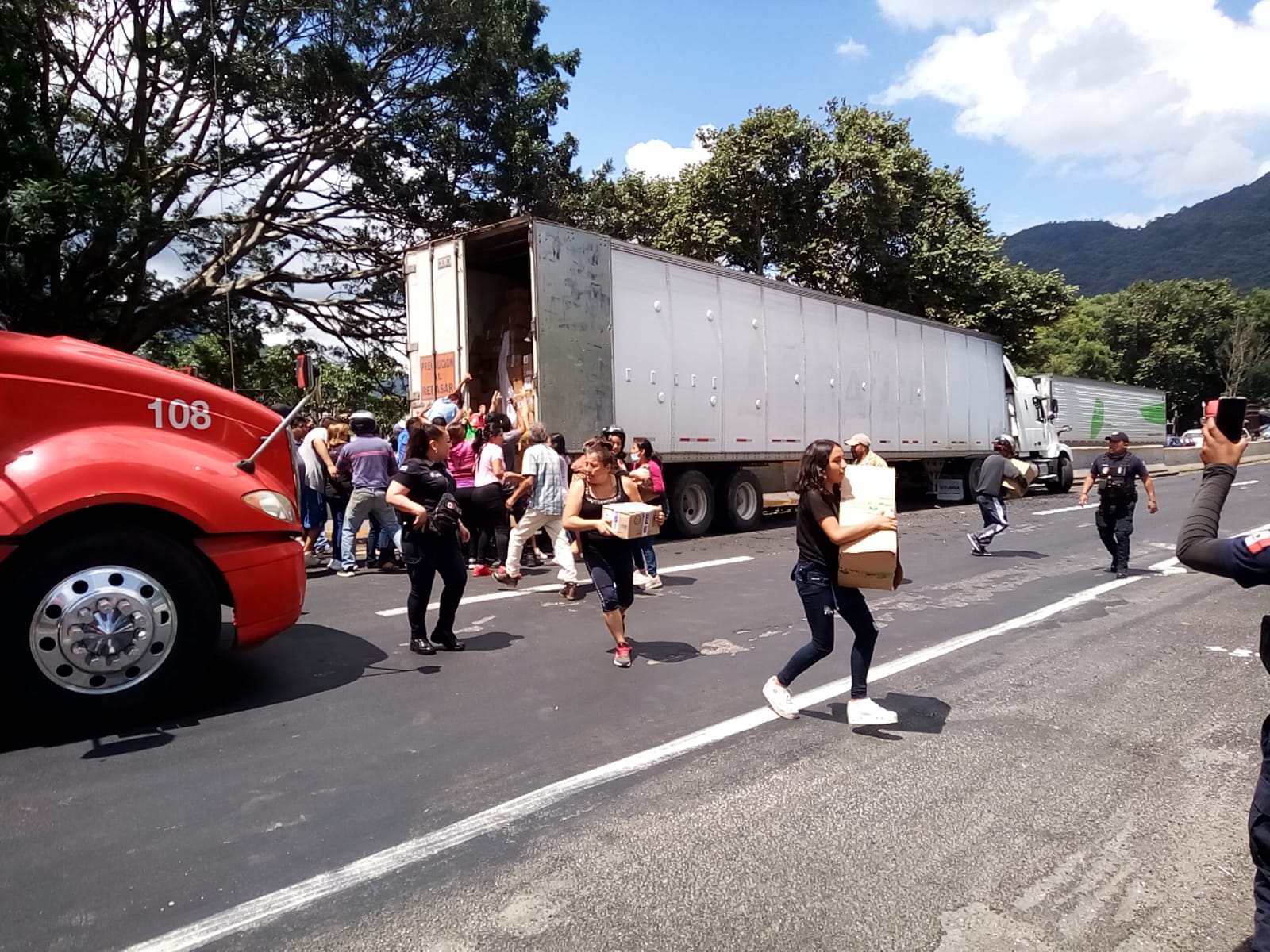 Rapiñeros intanten vacíar tráiler de carga de calzado y ropa