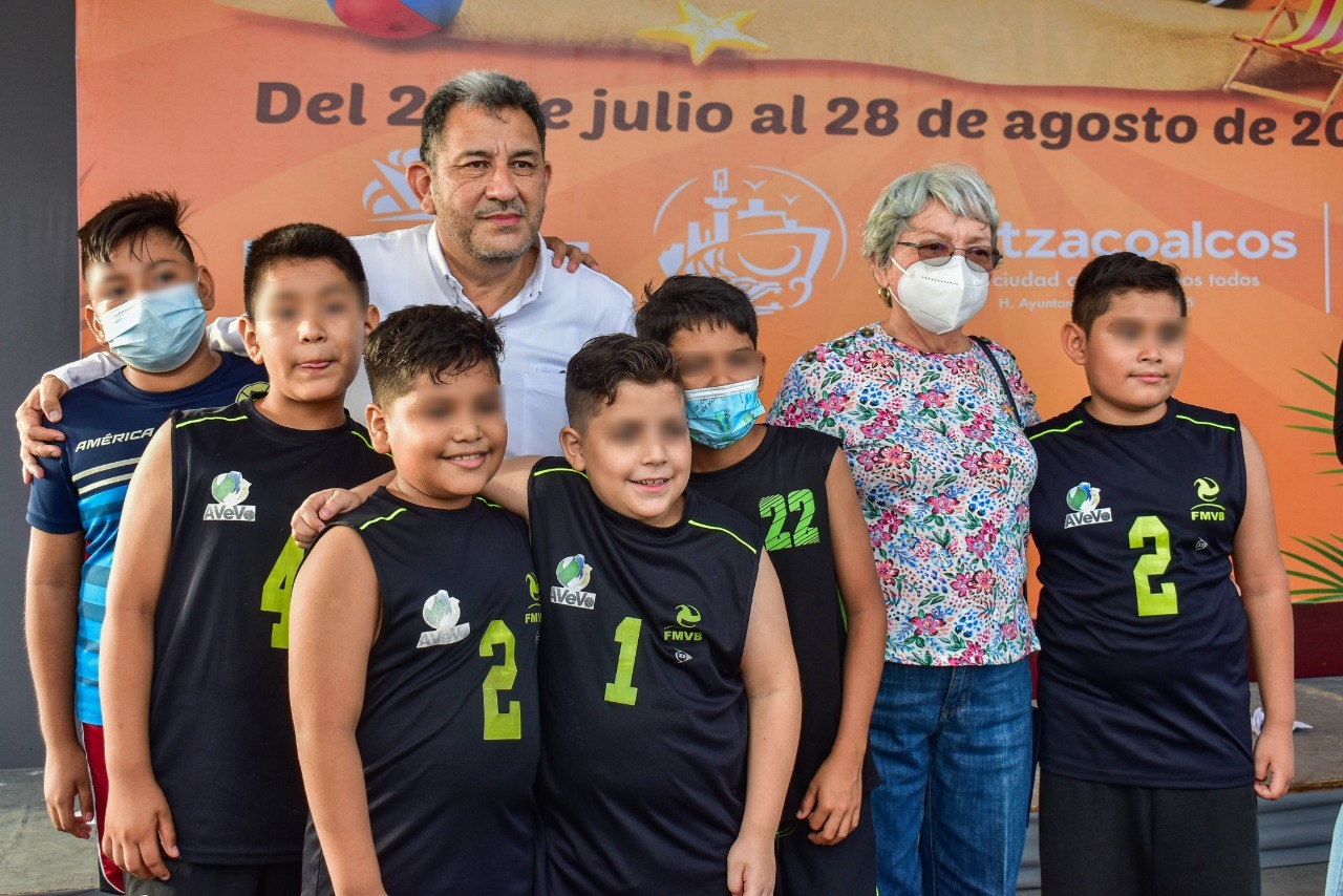 Amado Cruz Malpica da banderazo a «Verano 500»