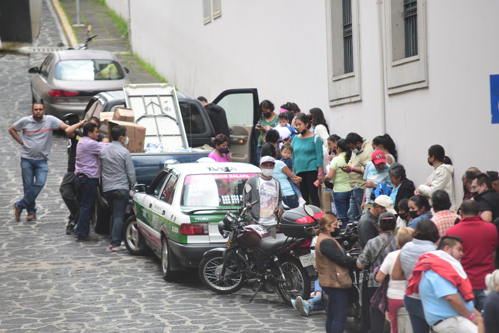 Morena trae camiones de simpatizantes para votar en la elección de este sábado