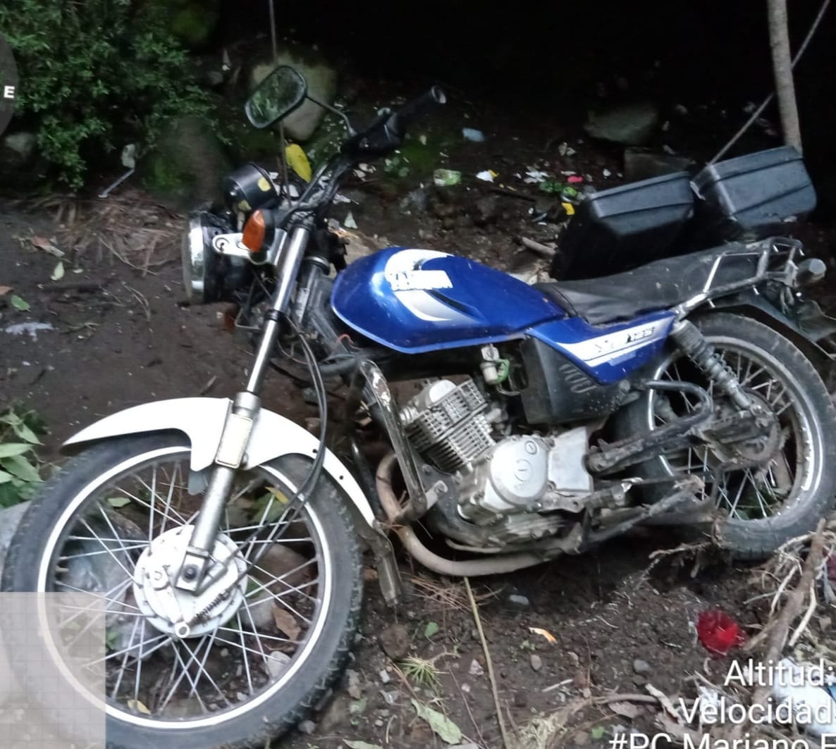 Identifican a hombres que fallecieron al caer en moto al fondo de un barranco