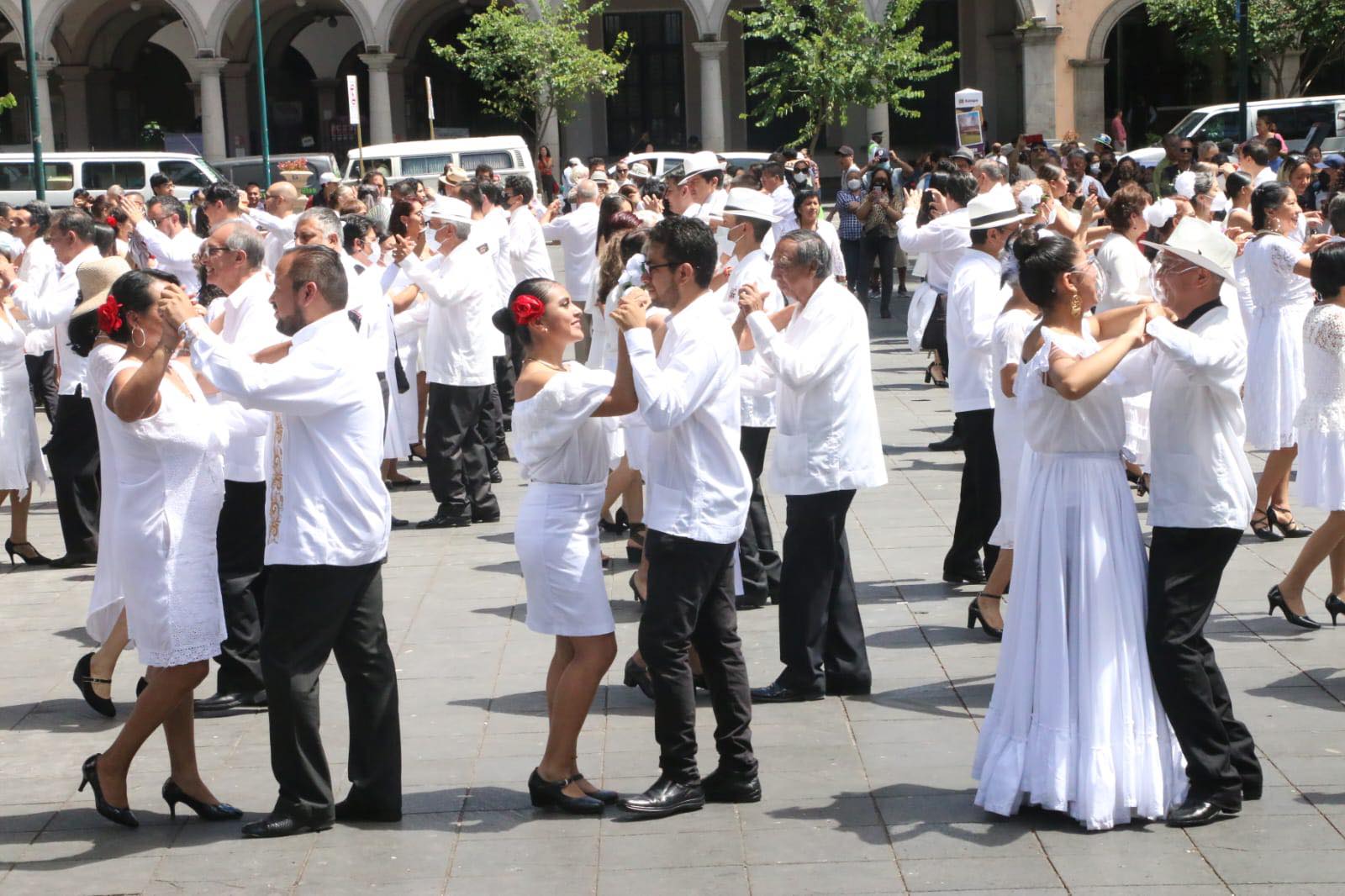 El danzón es desayuno, comida y cena, es disfrute: Bailador