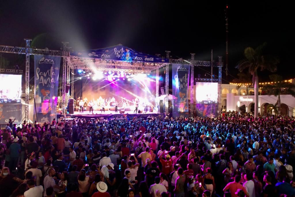 Concluyen fiestas de Santa Ana con el tradicional torito y concierto de Aarón y su Grupo Ilusión