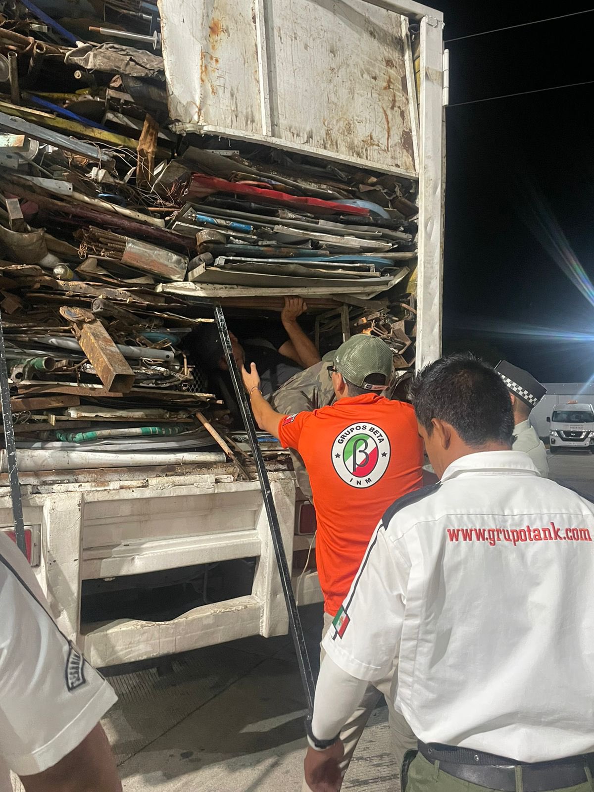 Aseguran a 45 migrantes en carretera al sur de Veracruz